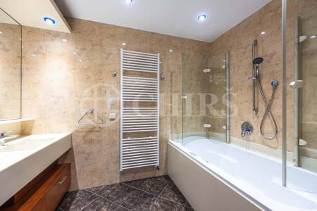 Prodej bytu 4+1 s balkonem, lodžií, sklepem a garážovými stáními, OV, 172m2, ul. Klausova 1361/13a, Praha 5 - Stodůlky