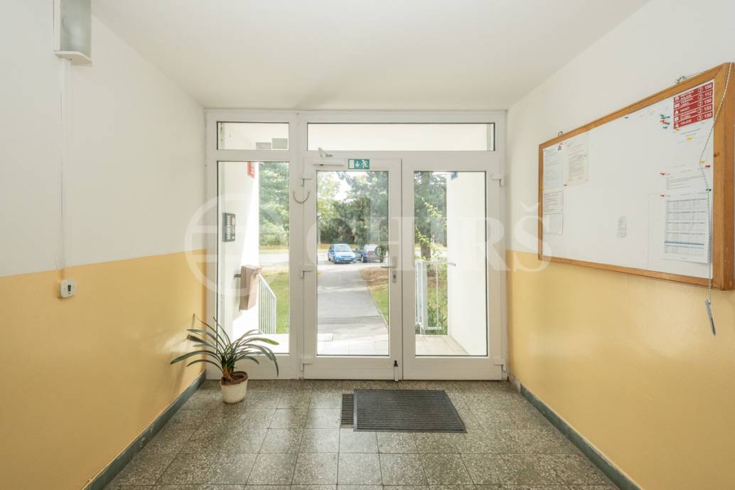 Prodej bytu 4+1, 75 m², OV, se sklepem, ul.Hviezdoslavova 501/9, Praha 11- Haje Prodej bytu 4+1, 75 m², OV, se sklepem, ul.Hviezdoslavova 501/9, Praha 11- Haje