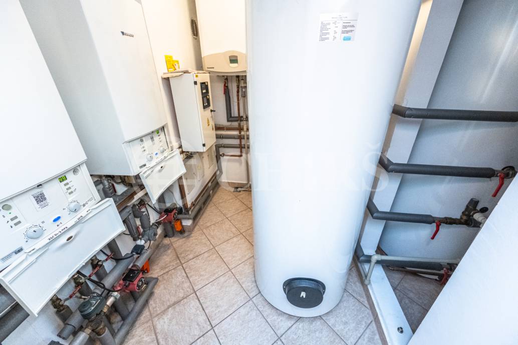Pronájem rodinného domu 9+1 se zahradou, bazénem a garáží, OV, 390 m2, ul. Ke Školce, Průhonice, Praha-západ