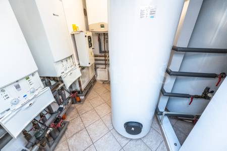 Pronájem rodinného domu 9+1 se zahradou, bazénem a garáží, OV, 390 m2, ul. Ke Školce, Průhonice, Praha-západ