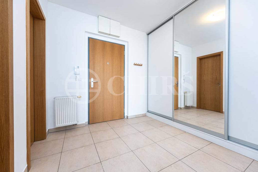 Prodej bytu 2+kk s balkonem, sklepem a garážovým stáním, OV, 68m2, ul Kakosova 1190/6, Praha 13 - Řeporyje
