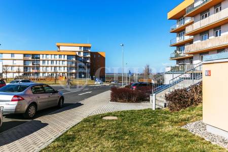 Prodej bytu 1+kk s balkonem a garážovým stáním, OV, 29,5m2, ul. Na Výrovně 2693/2, Praha 5 - Stodůlky