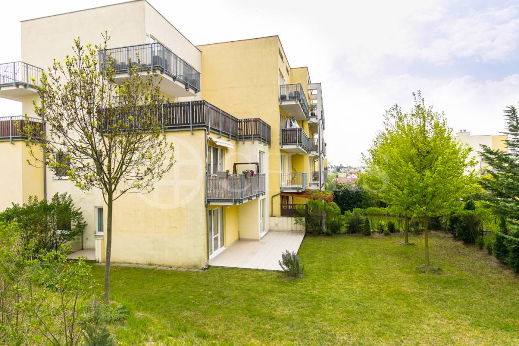 Prodej bytu 2+kk s terasou, předzahrádkou a garážovým stáním, OV, 63m2, ul. Wiesenthalova 1035/8, Praha 5 - Řeporyje