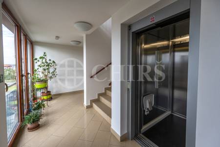 Pronájem bytu 3+kk s lodžií, balkonem, garážovým stáním a sklepem, OV, 96m2, ul. Nad Dalejským údolím 2688/1, Praha 5 - Stodůlky