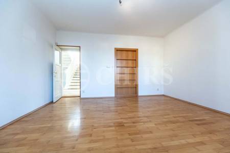 Pronájem RD 5+1 se zahradou, OV, ul. Na Ořechovce 201/20, Praha 6 - Střešovice