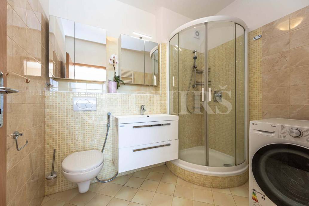 Prodej rodinného domu 5+kk s balkonem, garáží a zahradou, ul. Dělená 961/4, Praha 5 - Řeporyje