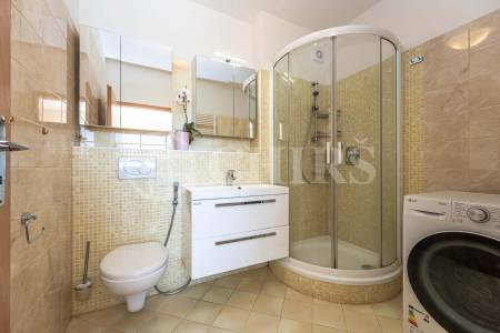 Prodej rodinného domu 5+kk s balkonem, garáží a zahradou, ul. Dělená 961/4, Praha 5 - Řeporyje