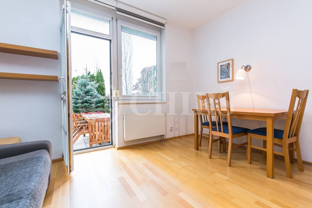 Prodej bytu 2+kk s předzahrádkou a terasou, OV, 49m2, ul. Högerova 1098/15, Praha 5 - Hlubočepy
