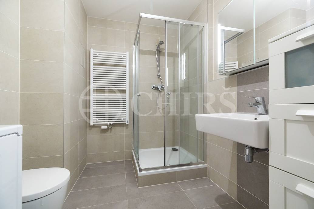 Pronájem bytu 2+kk s balkonem, OV, 53m2, ul. Na Zlatě 2835/1, Praha 13 - Nové Butovice