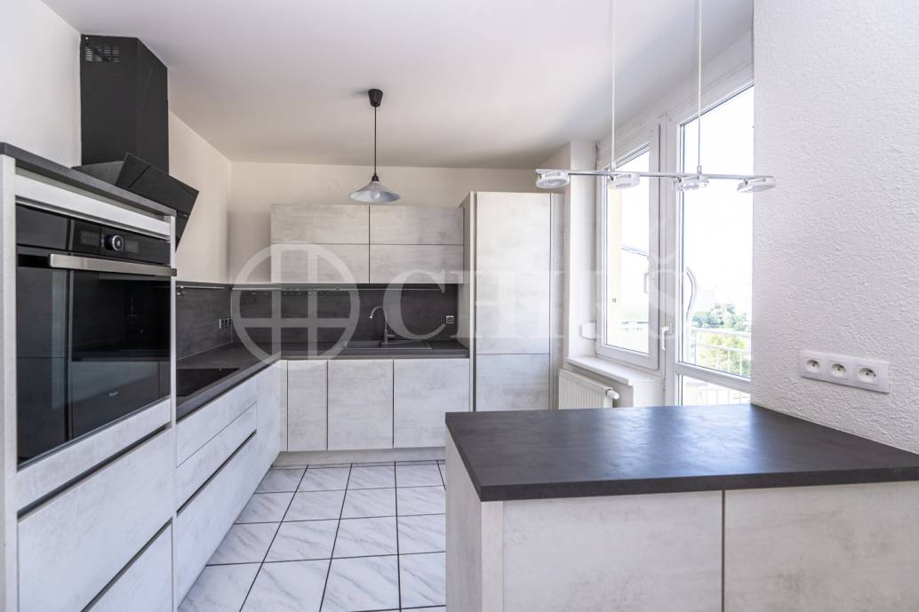 Pronájem mezonetového bytu 4+kk se dvěma terasami, OV, 109 m2, Sluneční náměstí 2560/4, Praha 5 - Hůrka