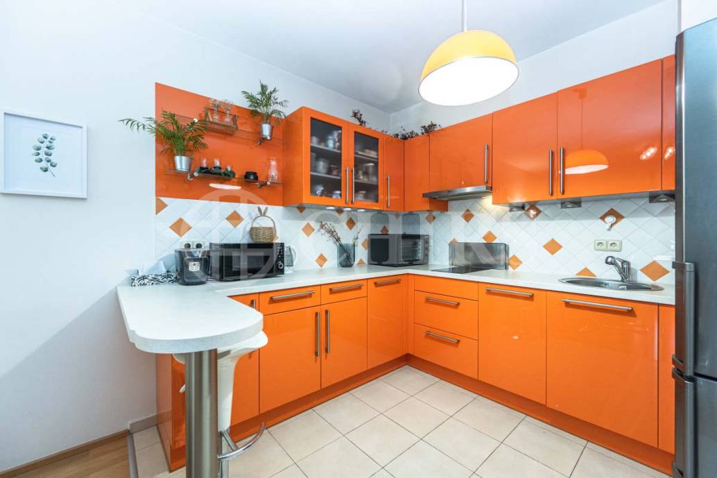 Pronájem bytu 2+kk s balkonem a garážovým stáním, OV, 58m2, ul. Petržílkova 2705/32, Praha 5 - Hůrka