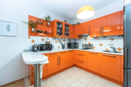 Pronájem bytu 2+kk s balkonem a garážovým stáním, OV, 58m2, ul. Petržílkova 2705/32, Praha 5 - Hůrka