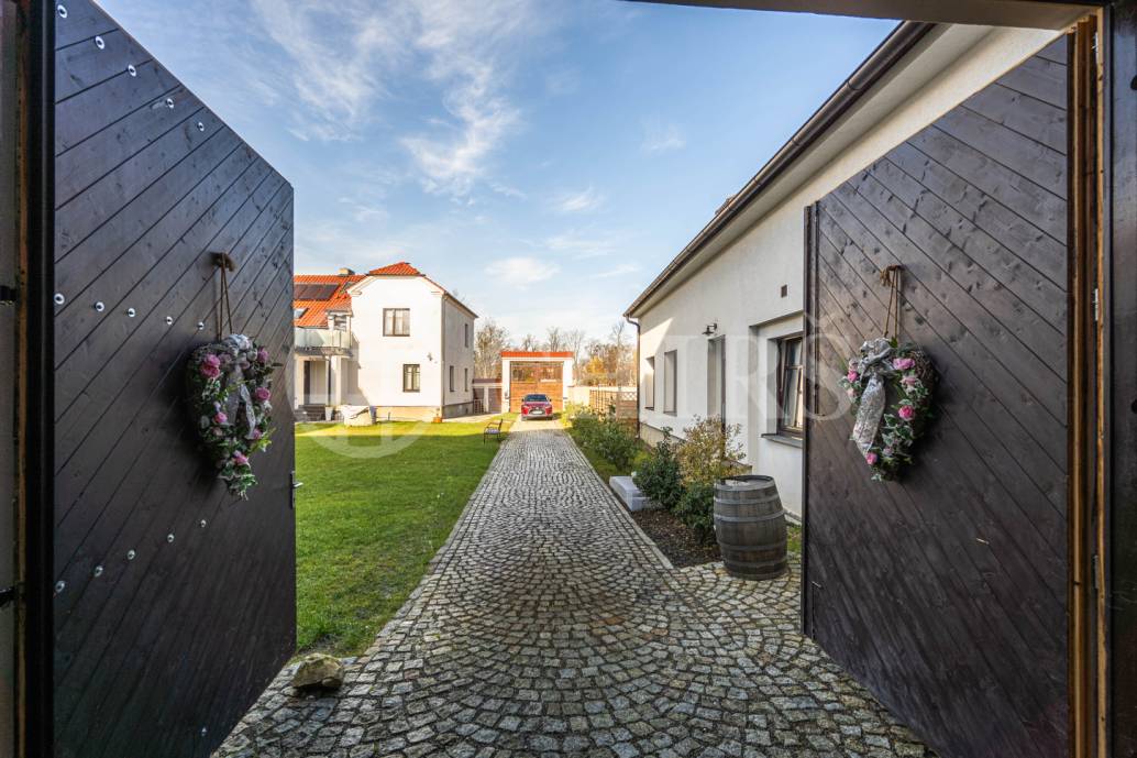 Pronájm multifunkčního  prostoru, OV, 210 m2,ul. Husovo náměstí 10, Hostivice, Středočeský kraj 