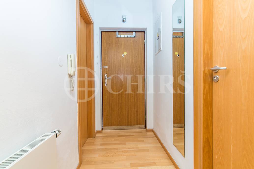 Prodej bytu 2+kk s předzahrádkou a terasou, OV, 49m2, ul. Högerova 1098/15, Praha 5 - Hlubočepy