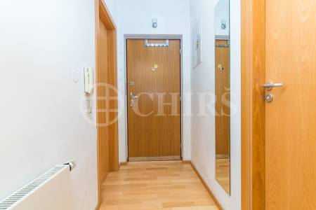 Prodej bytu 2+kk s předzahrádkou a terasou, OV, 49m2, ul. Högerova 1098/15, Praha 5 - Hlubočepy