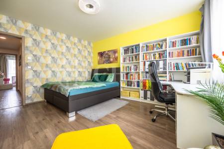 Prodej bytu 3+kk/L, sklep, garáž, OV, cca 100m2 vč. lodžie a sklepa, ul. Sokolovská 1019/312a, P-9
