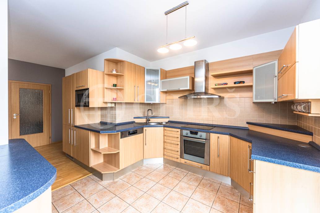 Pronájem bytu 4+kk, 111,2 m² s velkou terasou, lodžií a garáží, ul. Voskovcova 1130/26, Praha 5 - Barrandov