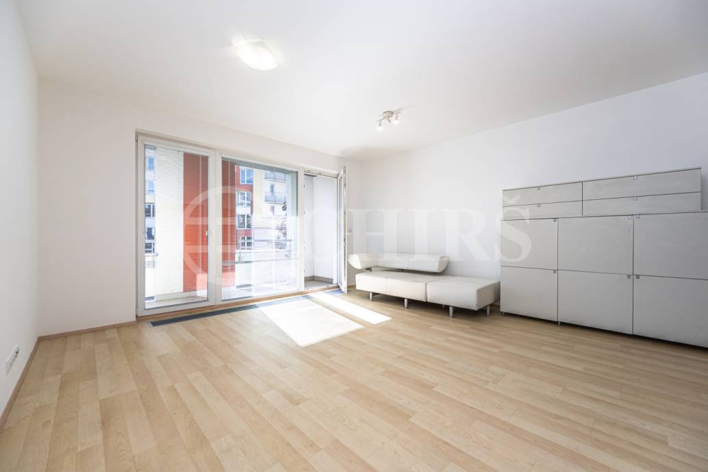 Pronájem bytu 1+kk, 38 m² + lodžie 9 m², garážové stání a sklep, ul. Mišovická 492/1a, Praha 5 – Zličín