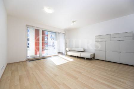 Pronájem bytu 1+kk, 38 m² + lodžie 9 m², garážové stání a sklep, ul. Mišovická 492/1a, Praha 5 – Zličín