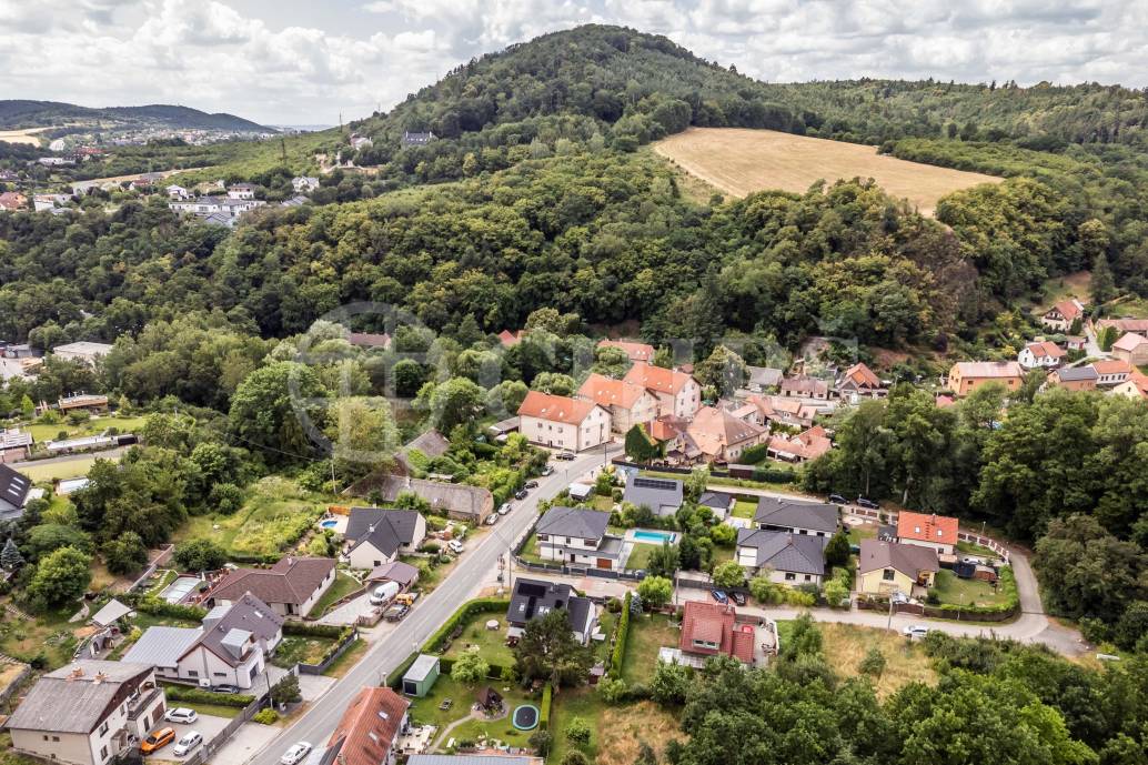 Prodej rodinného domu 5+kk s bazénem, zahradou a garáží, ul. U Mlýna 324, Chrustenice