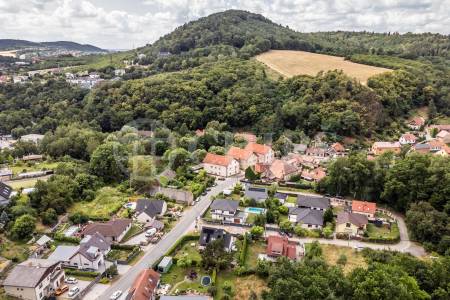 Prodej rodinného domu 5+kk s bazénem, zahradou a garáží, ul. U Mlýna 324, Chrustenice