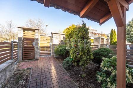 Prodej rodinného domu 5+kk s balkonem, garáží a zahradou, ul. Dělená 961/4, Praha 5 - Řeporyje