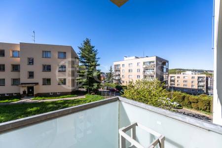 Pronájem bytu 3+kk s balkónem, lodžií, sklepem a garáží, OV, 81m2, ul. Hoškova 1110/6, Praha 5 – Malvazinky