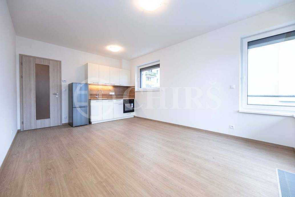 Pronájem bytu 1+kk s balkonem, OV, 32m2, ul. Šternovská 2425/1, Praha 4 - Chodov