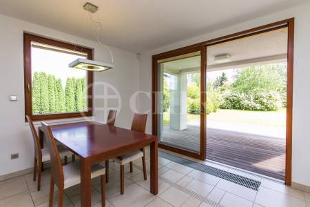 Prodej rodinného domu 6+1, 360 m2 s terasou,  zahradou, bazénem a garážovým stáním, Trnová 179, Trnová u Jíloviště 