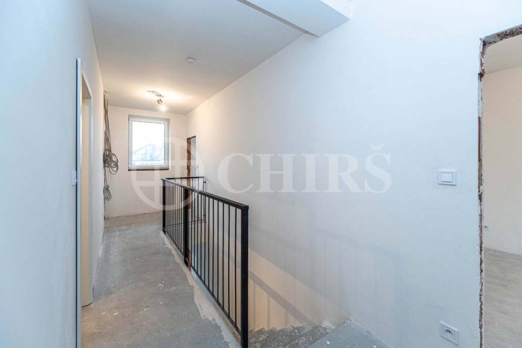 Prodej bytu 5+kk+pracovna s balkonem a zahradou, OV, 146m2, ul. Masarykova 1586/230, Rudná u Prahy