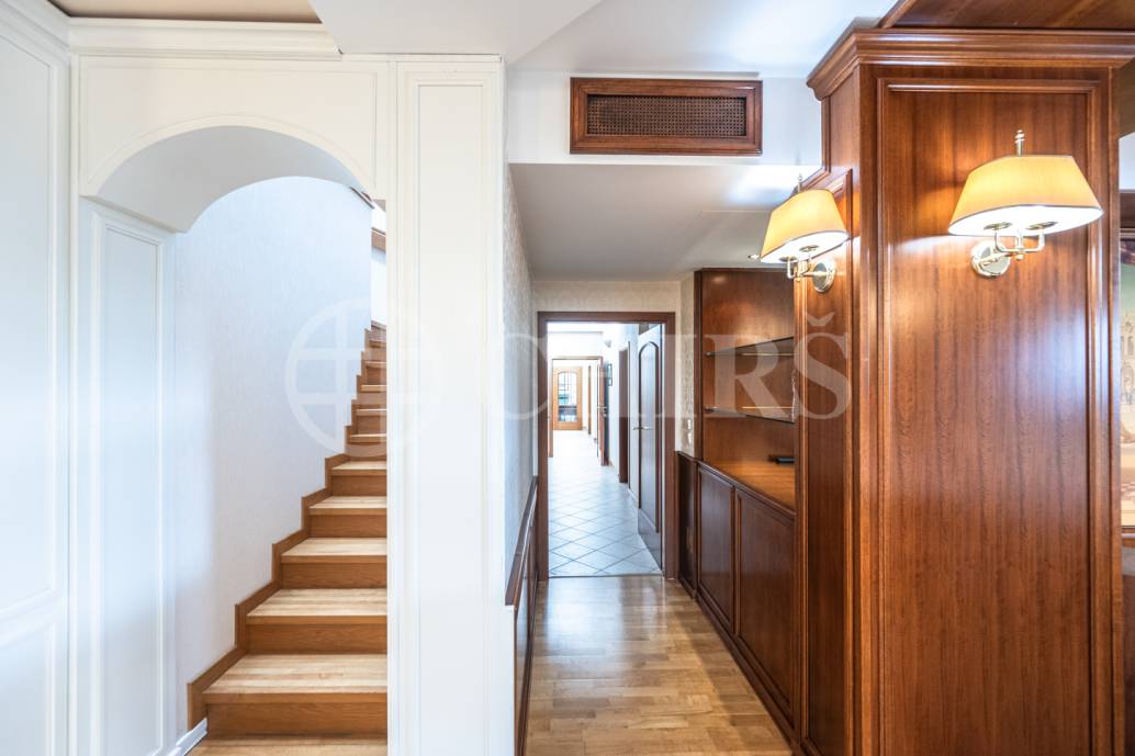 Pronájem rodinného domu 9+1 se zahradou, bazénem a garáží, OV, 390 m2, ul. Ke Školce, Průhonice, Praha-západ