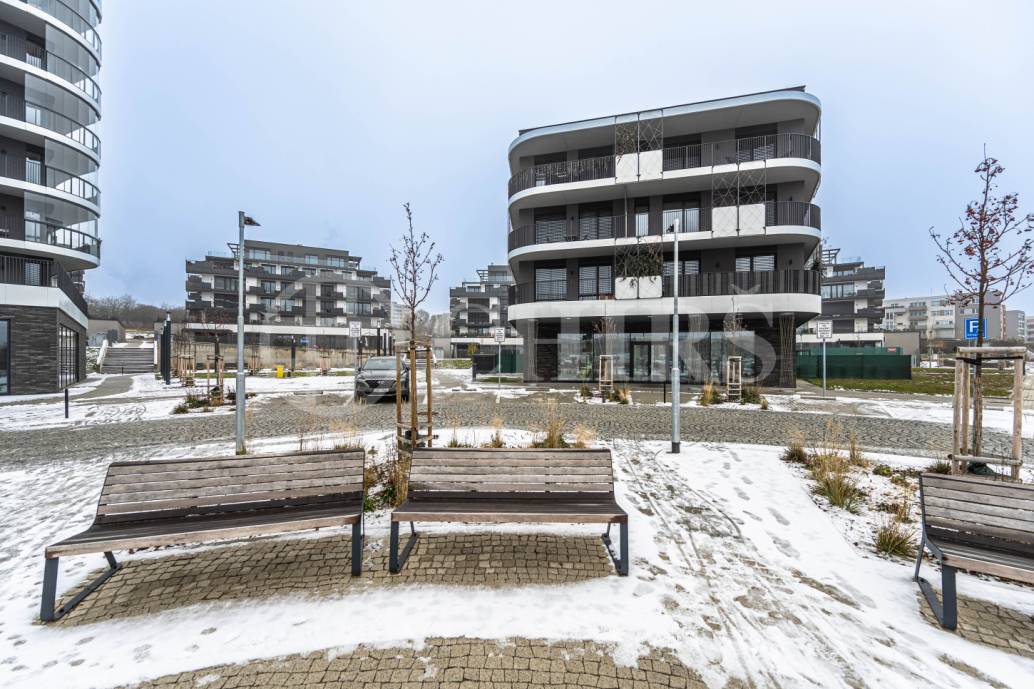 Pronájem bytu 3+kk, 77m² s předzahrádkou, sklepem a garážovým stáním, OV, ul. Bělohlávkova 3158/6, Praha 5 - Stodůlky