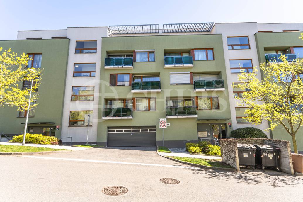 Pronájem bytu 3+kk s balkonem, lodžií a dvěma garážovými stáními, OV, 86 m², ul. Vacínovská 831/6, Praha 5 – Jinonice