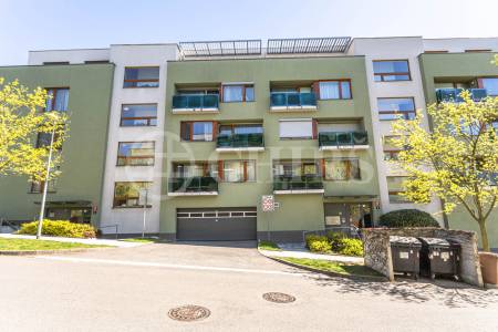 Pronájem bytu 3+kk s balkonem, lodžií a dvěma garážovými stáními, OV, 86 m², ul. Vacínovská 831/6, Praha 5 – Jinonice