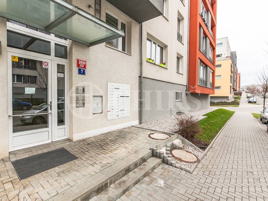 Pronájem bytu 2+kk s balkonem a garážovým stáním, OV, 61m2, ul. Raichlova 2619/7, Praha 5 - Dalejské výhledy