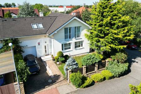 Prodej rodinného domu 5+kk s bazénem a garáží, ul. Za Farou 810/79, Praha 5 - Slivenec