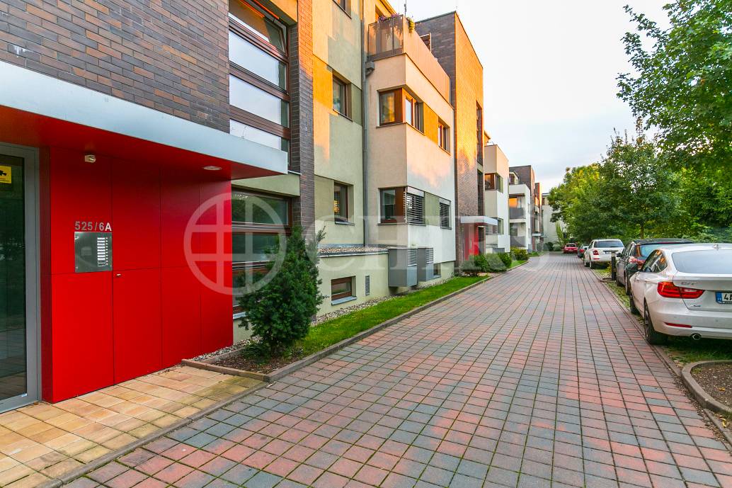Prodej bytu 2+kk/T/předzahrádka/GS, OV, 61m2, ul. Na Návsi 525/6, Praha 10 - Dolní Měcholupy
