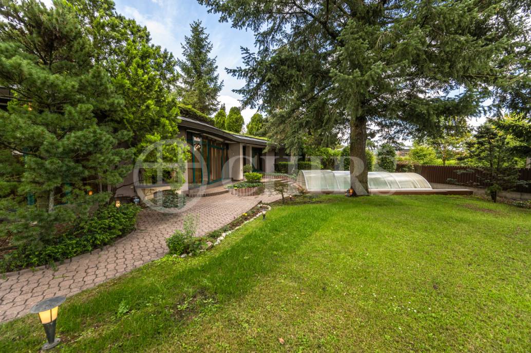 Pronájem rodinného domu 9+1 se zahradou, bazénem a garáží, OV, 390 m2, ul. Ke Školce, Průhonice, Praha-západ