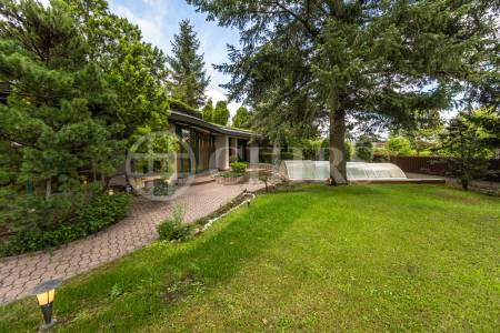 Pronájem rodinného domu 9+1 se zahradou, bazénem a garáží, OV, 390 m2, ul. Ke Školce, Průhonice, Praha-západ