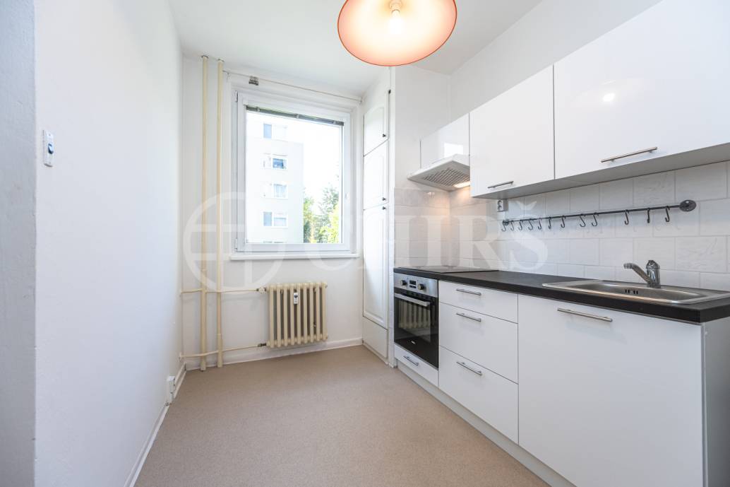 Pronájem bytu 2+1, 43m2, šatna, sklep ul. Na Betonce 1361/3, Praha 5 - Radotín
