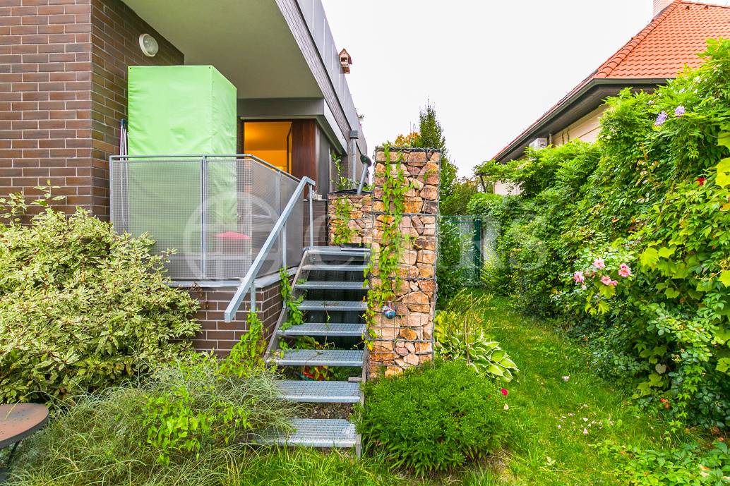 Prodej bytu 2+kk/T/předzahrádka/GS, OV, 61m2, ul. Na Návsi 525/6, Praha 10 - Dolní Měcholupy