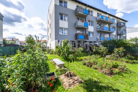 Prodej bytu 3+kk s terasou, zahradou 315m2 a dvěma parkovacími stáními , OV, 60 m2, ul. Příhodova, Chýně
