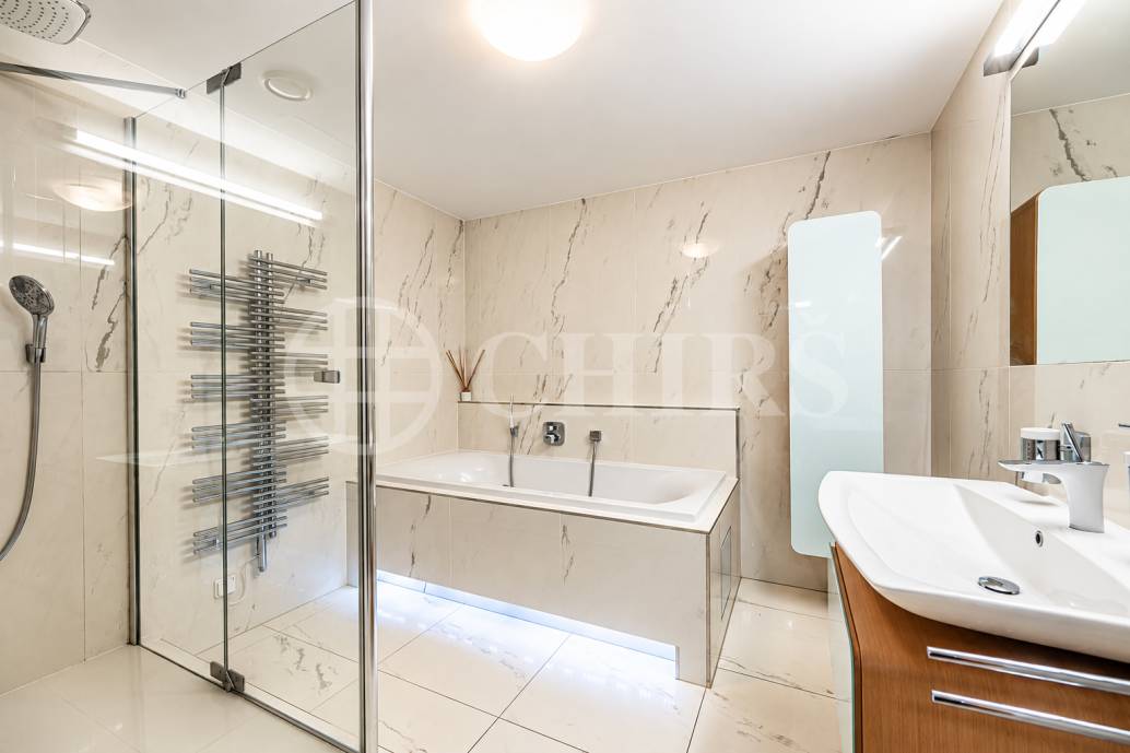 Prodej bytu 4+kk s terasou a uzamykatelnými garážemi, OV, 180m2, ul. Klausova 2559/11, Praha 5 - Stodůlky