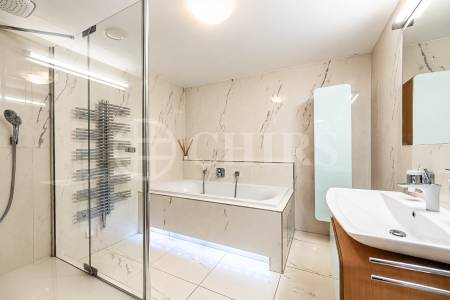 Prodej bytu 4+kk s terasou a uzamykatelnými garážemi, OV, 180m2, ul. Klausova 2559/11, Praha 5 - Stodůlky