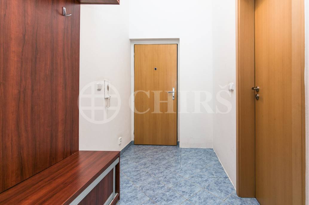 Pronájem ateliéru 2+kk s balkonem, OV, 58m2, ul. Pod Klamovkou 1268/3, Praha 5 - Košíře