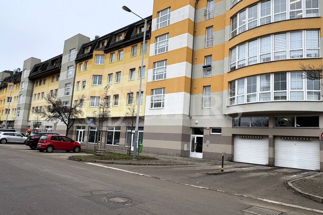 Prodej garážového stání, OV, 11 m2, ul. Voskovcova 1075/49, Praha 5 - Barrandov