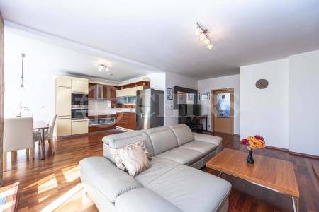 Prodej rodinného domu 5+kk s balkonem, garáží a zahradou, ul. Dělená 961/4, Praha 5 - Řeporyje