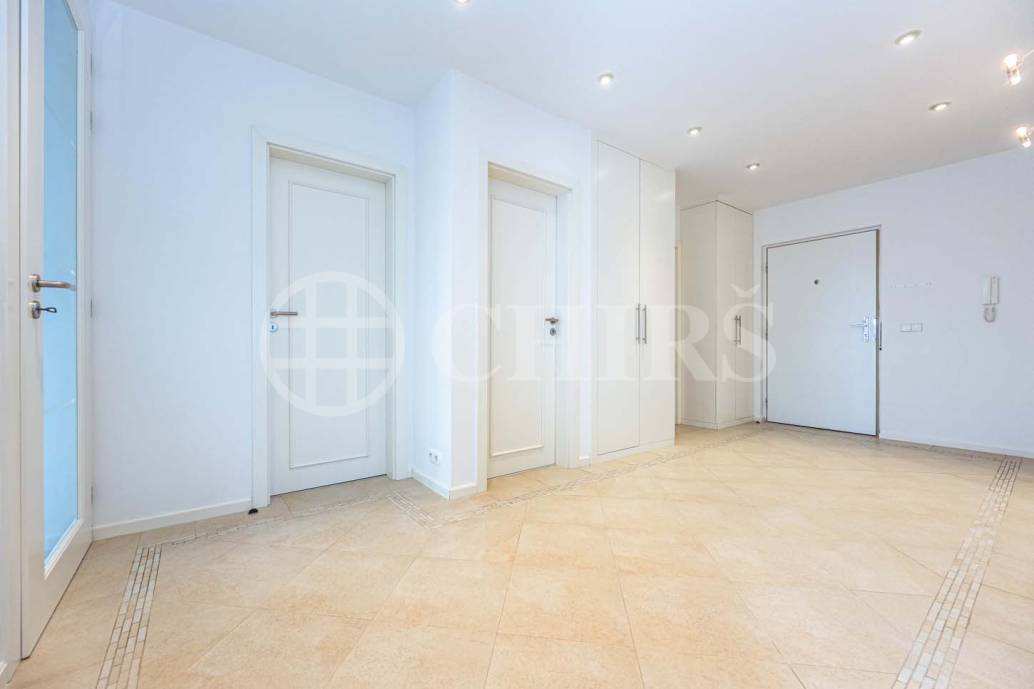 Prodej bytu 4+1 s balkonem, lodžií, sklepem a garážovými stáními, OV, 172m2, ul. Klausova 1361/13a, Praha 5 - Stodůlky