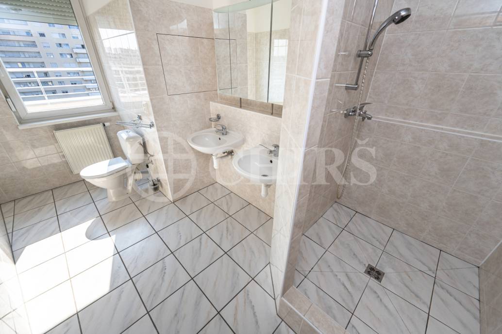 Pronájem mezonetového bytu 4+kk se dvěma terasami, OV, 109 m2, Sluneční náměstí 2560/4, Praha 5 - Hůrka