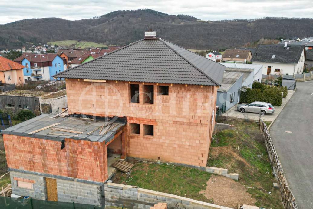 Prodej rozestavěného rodinného domu  5+1, OV, ul. Levinský Vršek, Králův Dvůr